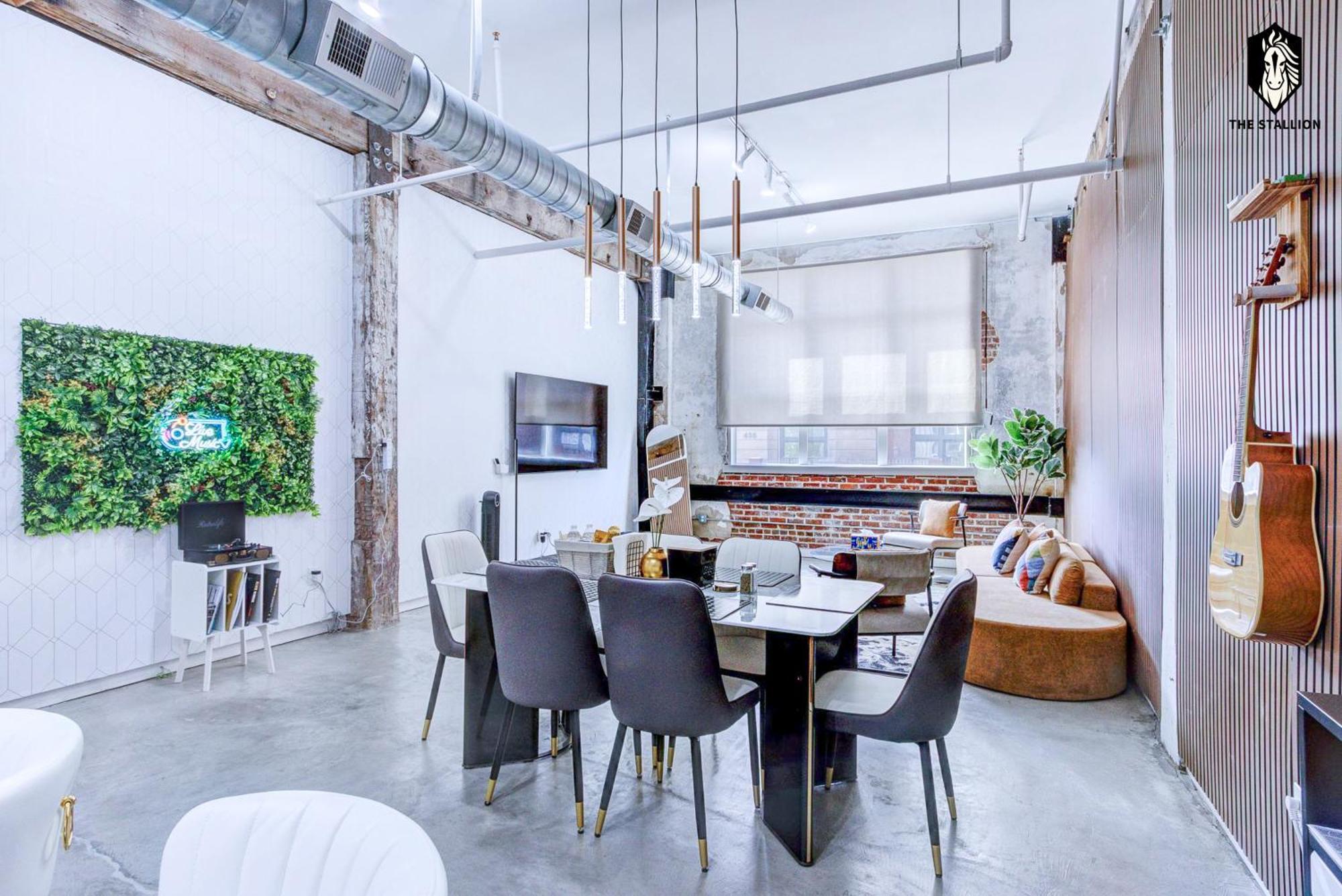 The Stallion #107 - Modern Spacious Loft In Downtown With Free Parking *