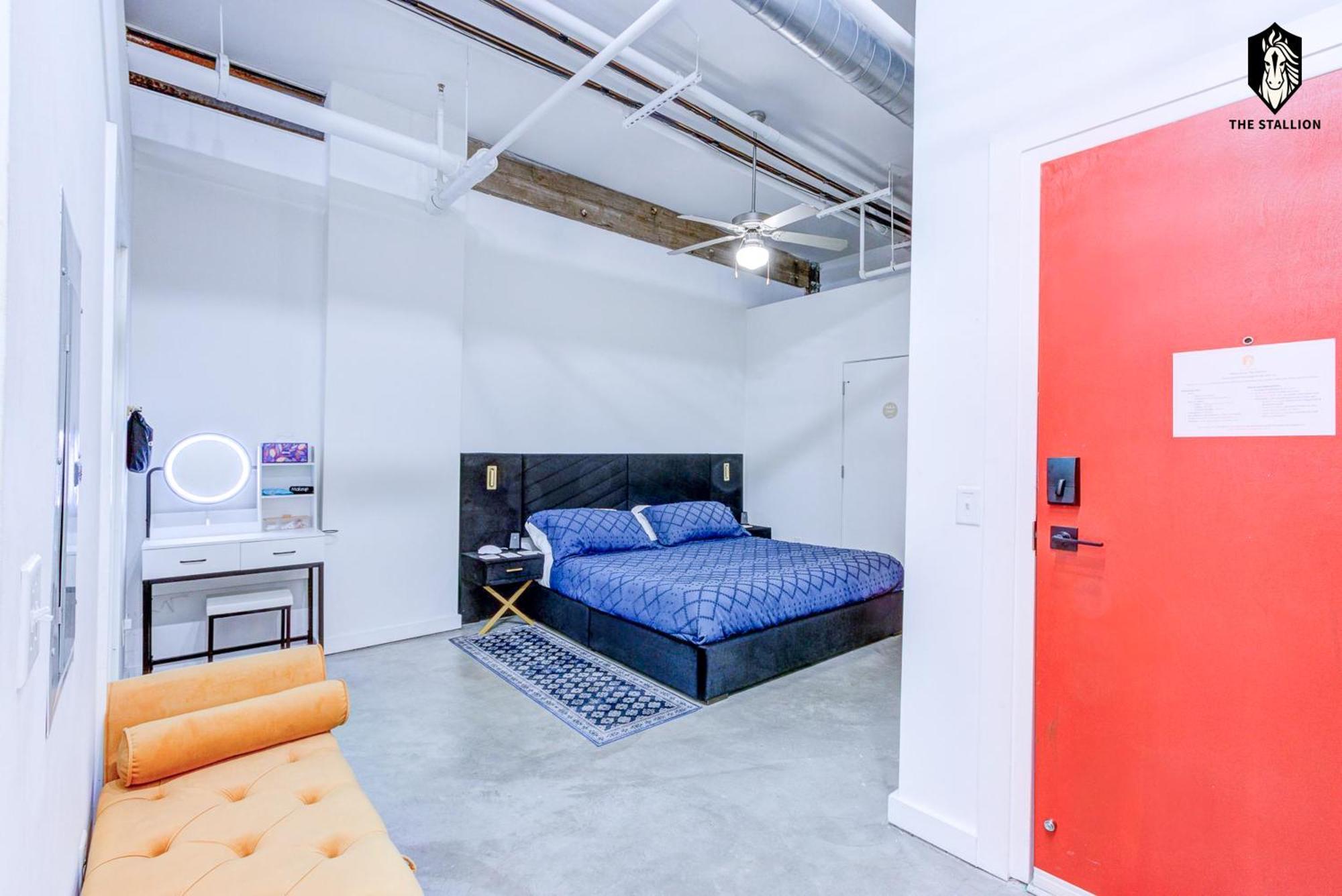 Apartment The Stallion #107 - Modern Spacious Loft In Downtown With Free Parking *