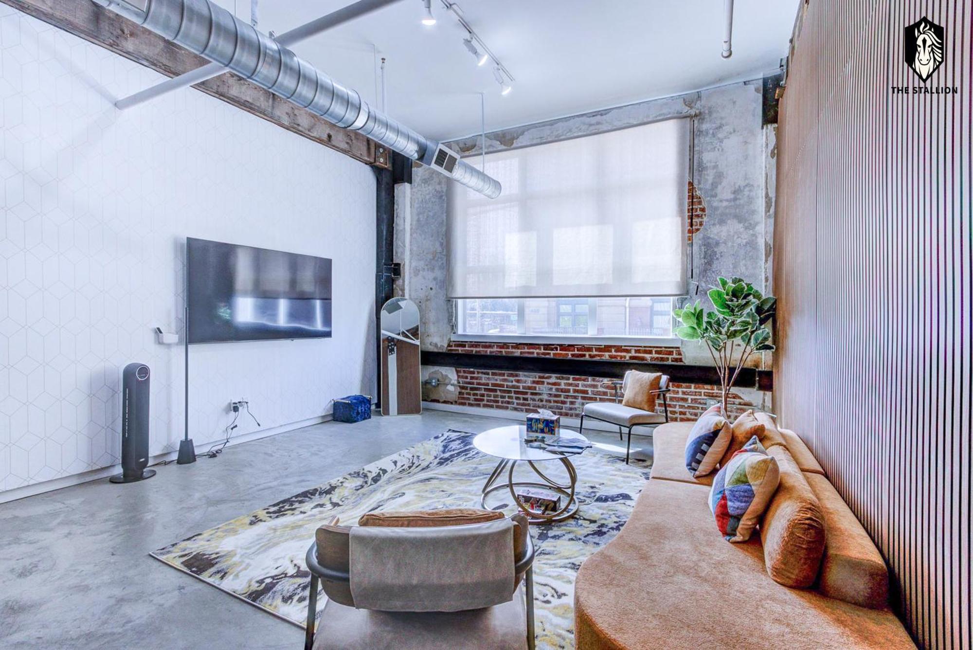 Apartment The Stallion #107 - Modern Spacious Loft In Downtown With Free Parking *